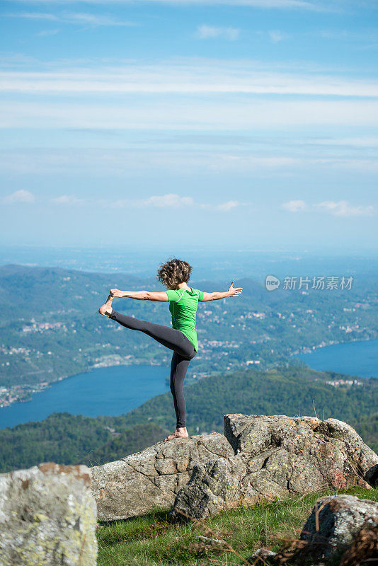 在大自然的山上练习瑜伽:Utthita Hasta Padangustasana